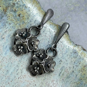 Drobne kolczyki ze srebrnymi kwiatami a733