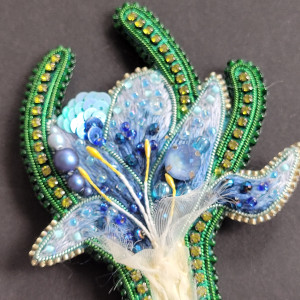 Broszka "Krokus niebieski" haftowana zdobiona kryształkami, koralikami, cekinami