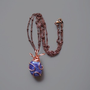 Wisiorek z Czaroitem z miedzi na łańcuszku