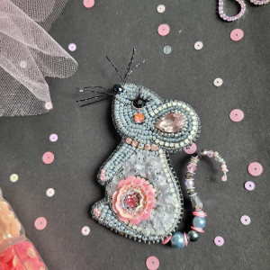 "Myszka jasna z różą" broszka haftowana cekinamy i koralikami