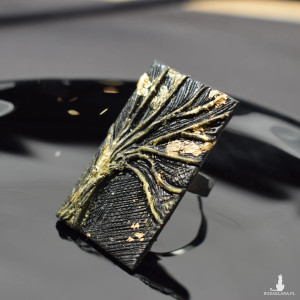 Duży, regulowany pierścionek z motywem drzewa, czarno-złoty