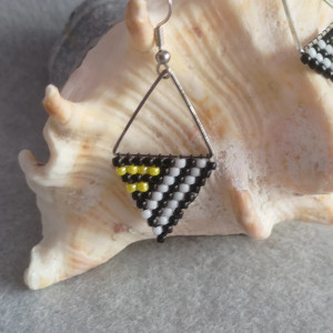 Kolczyki trójkąty z żółtym