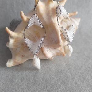 Białe kolczyki z muszlą