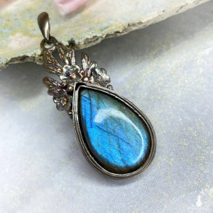 Srebrny wisior z labradorytem w kwiatach a1125