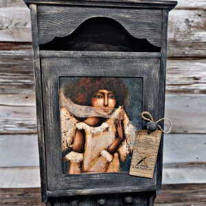 Drewniana skrzynka na klucze, Anioł