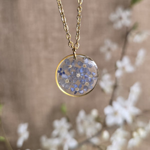 Złota zawieszka złoty wisiorek kwiat naszyjnik żywica z żywicy kwiaty z kwiatami kwiatowy bukiet niezapominajki