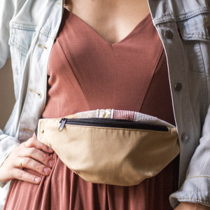 Beżowa nerka damska z patchworkową klapą