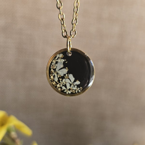 Złota zawieszka złoty wisiorek kwiat naszyjnik żywica z żywicy kwiaty z kwiatami czarne żywica epoksydowa dzika marchew