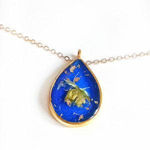 Wisiorek z Suszonym Polnym Kwiatem