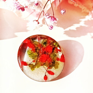 Ręcznie Wykonana Broszka z Żywicy z Czerwoną Gipsówką i Paprotką