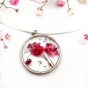 Ręcznie Wykonany Naszyjnik z Żywicy z Fioletową Gipsówką