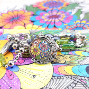 6771 długi, kolorowy naszyjnik z wisiorkiem; dwustronny wisiorek; kwiaty