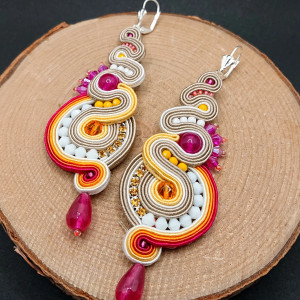 BEŻOWO-KOLOROWE KOLCZYKI SUTASZ Z JADEITAMI