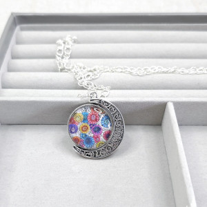 6775 długi, kolorowy naszyjnik z wisiorkiem; dwustronny wisiorek; kwiaty