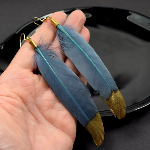 Długie granatowo złote kolczyki pióra