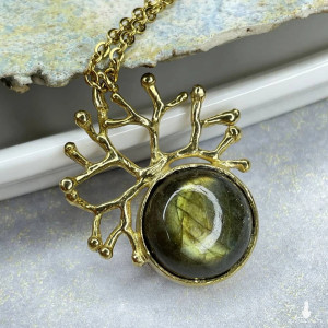 Naszyjnik z labradorytem w mosiężnej koronie c1231
