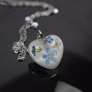 Wisiorek serduszko z niezapominajkami