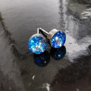 Minimalistyczne wkrętki niebieskie na srebrnej stali