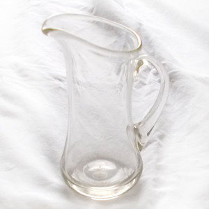vintage dzbanuszek ze szkła, mały dzbanuszek, szklany dzbanuszek, mały dzbanek, przezroczysty dzbanuszek, ładny dzbanek do kuchni, vintage szkło użytkowe, vintage naczynia