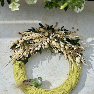 Wianek z suszonymi roślinami, wianek w zielonym sweterku na Dzień Matki