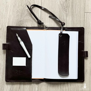 Notes, okładka formatu A 5 ze skóry w kolorze ciemny brąz,lico z połyskiem.