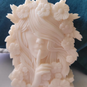 Świeca sojowa- Dziewczyna z palcem na ustach