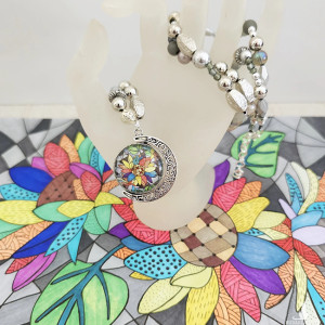 6780 długi, kolorowy naszyjnik z wisiorkiem; dwustronny wisiorek; kwiaty