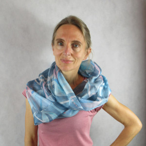 Różowo-niebieski roślinny jedwabny komin, ręcznie malowany