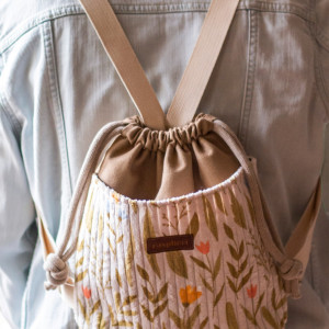 Mini beżowy plecak ze sztruksu w kwiaty