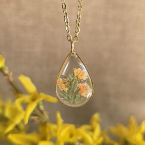 Złota zawieszka złoty wisiorek kwiat naszyjnik żywica z żywicy kwiaty łezka łza kropelka żółta gipsówka