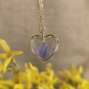 złota zawieszka złoty wisiorek kwiat naszyjnik żywica z żywicy kwiaty serce serduszko chabry z chabrami niebieskie