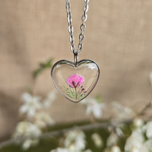 Srebrna zawieszka srebrny wisiorek kwiat naszyjnik żywica z żywicy kwiaty z kwiatami serce serduszko gipsówka różowa