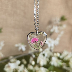 Srebrna zawieszka srebrny wisiorek kwiat naszyjnik żywica z żywicy kwiaty z kwiatami serce serduszko gipsówka różowa