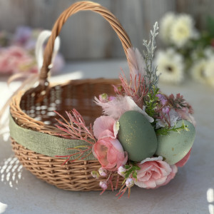 Koszyk na Wielkanoc, wiklinowy koszyczek z zielonymi pisankami