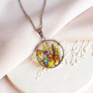 Wisiorek z leśną kompozycją