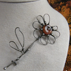 Duża broszka: Kwiat z mokaitem