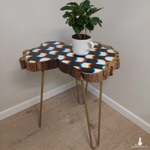 Stolik z grubego plastra drewna akacji - optyczna iluzja na złotych nogach