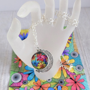 6784 długi, kolorowy naszyjnik z wisiorkiem; dwustronny wisiorek; kwiaty