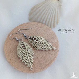 Kolczyki - listki koralikowe, beżowe