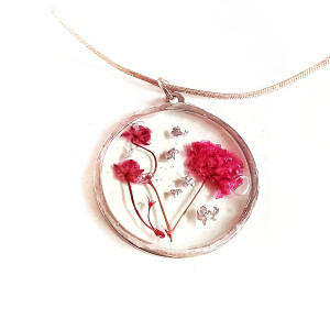 Ręcznie robiony wisiorek z żywicy z fioletową gipsówką