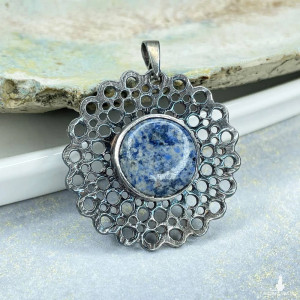 Wisior z dumortierytem w srebrnej koronce a1049