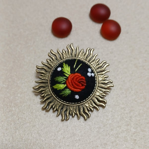 Ręcznie haftowana broszka  ERIS