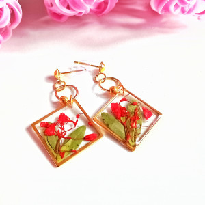 Ręcznie robione kolczyki z czerwoną gipsówką