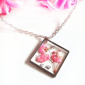 Delikatny naszyjnik z żywicy z różową gipsówką