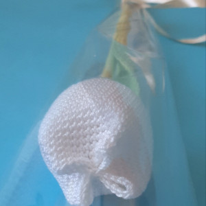 Szydełkowe tulipany - zapakowane w celofan