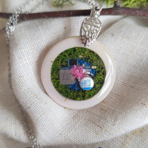 Ręcznie wykonany wisiorek z żywicy z mchem, kwiatem i płytką PCB – naszyjnik cyberpunk z natury