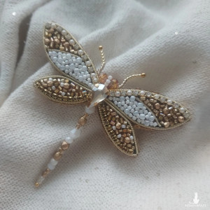 Wyjątkowa wiosenno-letnia broszka WAŻKA