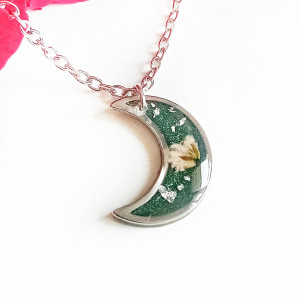 Ręcznie robiony naszyjnik z żywicy z gipsówką