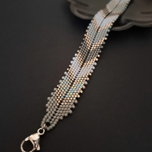 Elegancka Szara Bransoletka z Koralików Układających się w Kształt Jodełki