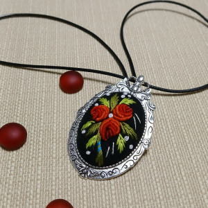 Ręcznie haftowany broszko-wisior  MAURYCY